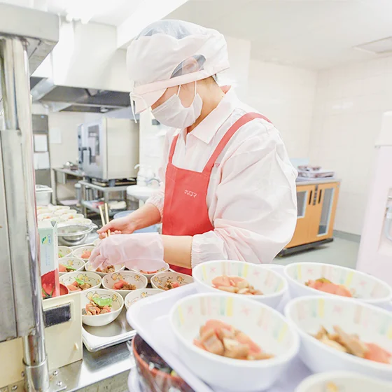 厨房業務時間を<br>約30％削減し、<br>スタッフの負担を軽減
