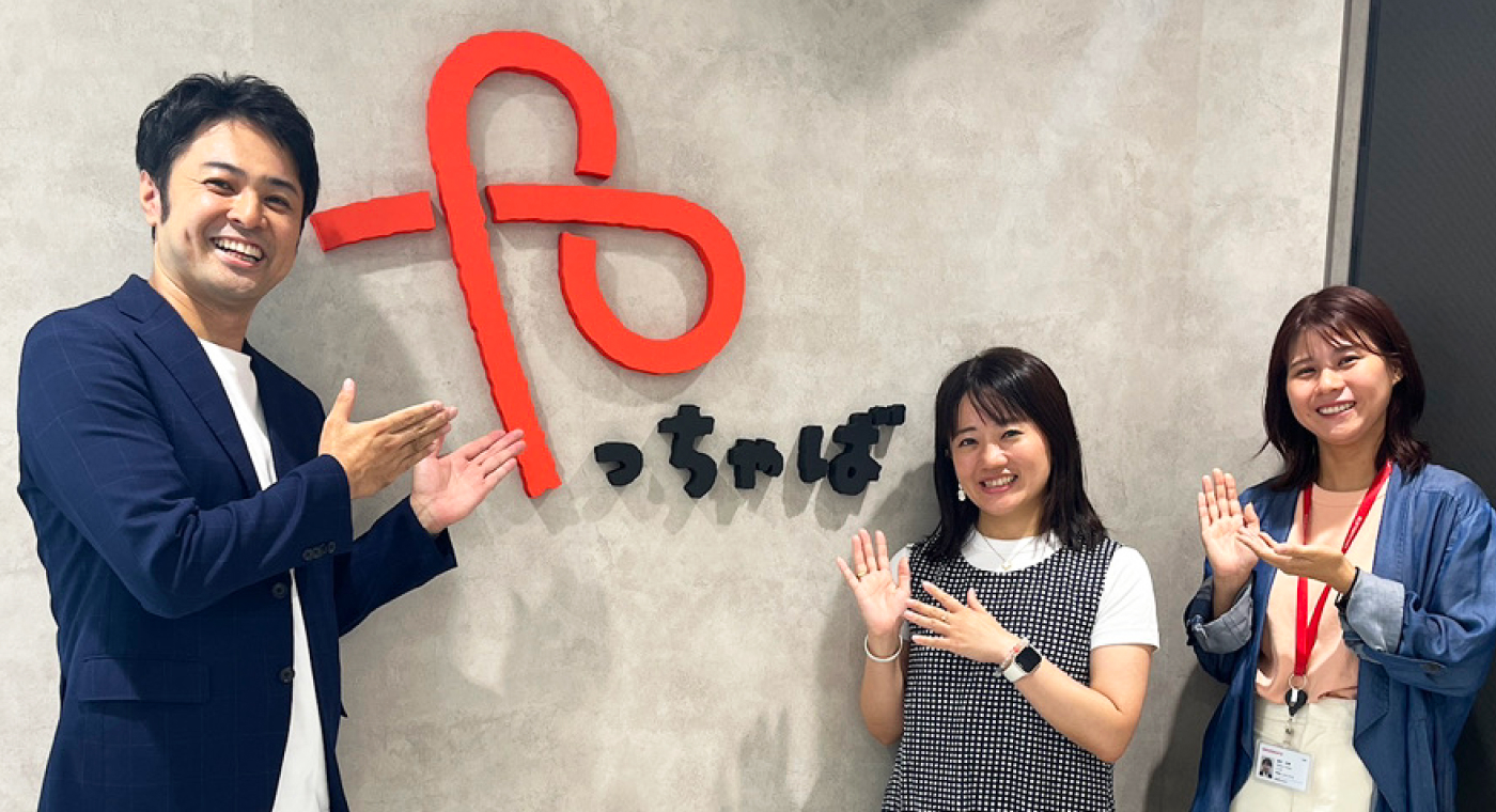 参加者が記念撮影する様子