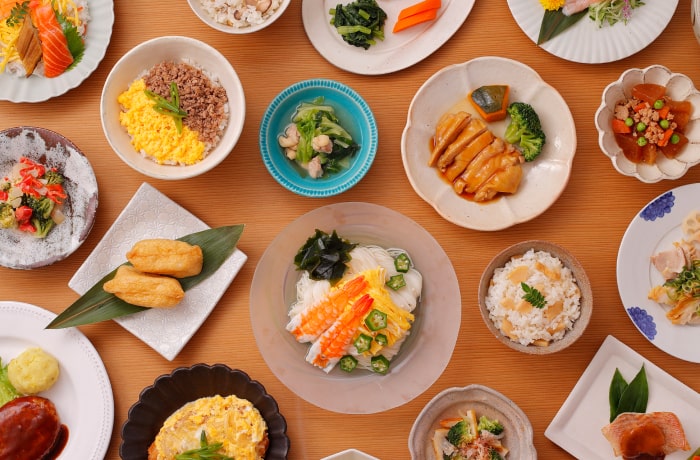 たくさん並ぶナリコマの食事のイメージ