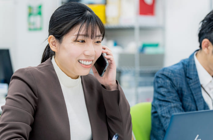 アフターフォローをするスタッフのイメージ